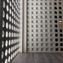 白色圓球花格磚牆面